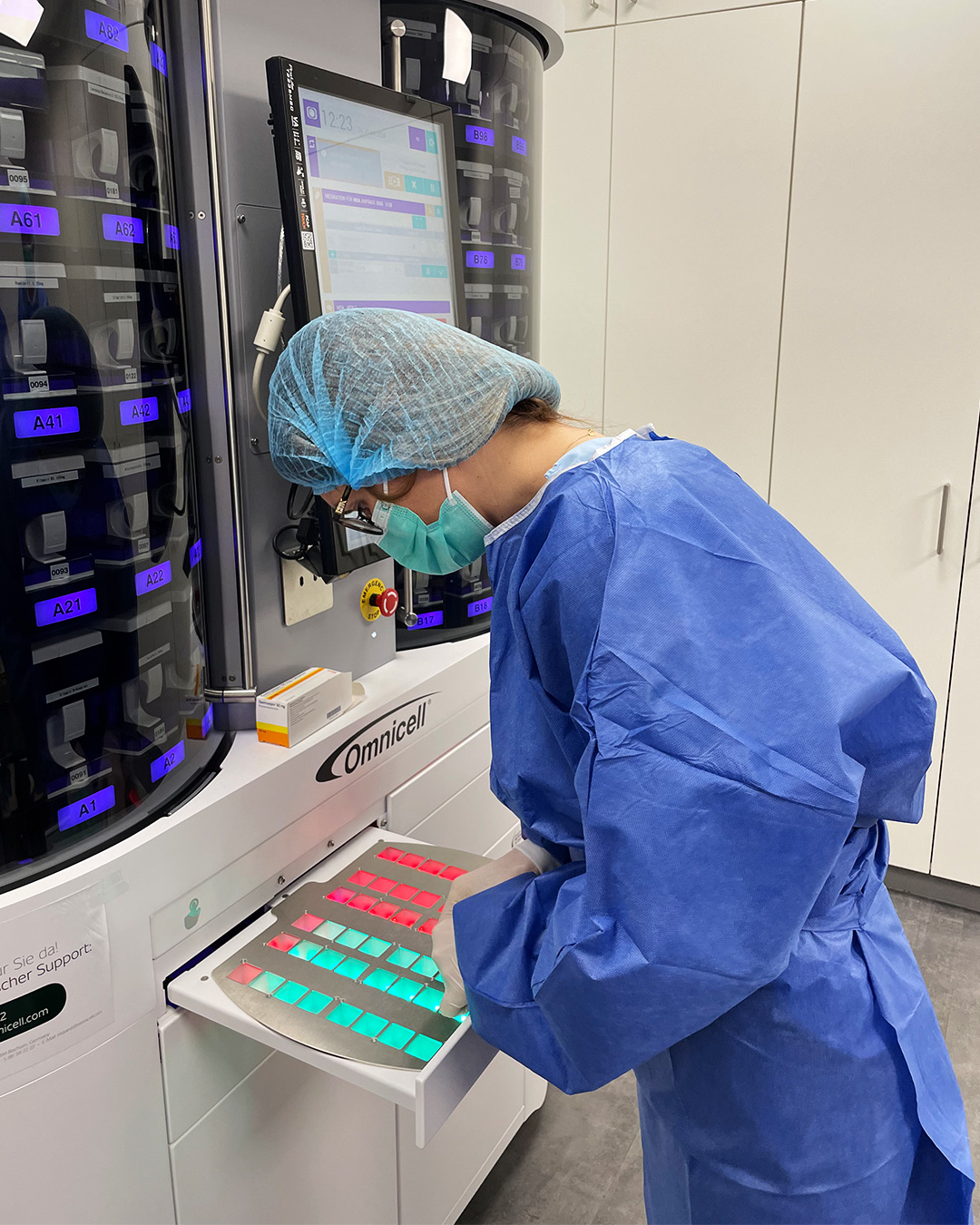 Verblisterung mit easyblister. Zu sehen ist ein Omnicell verblisterungsautomat.
